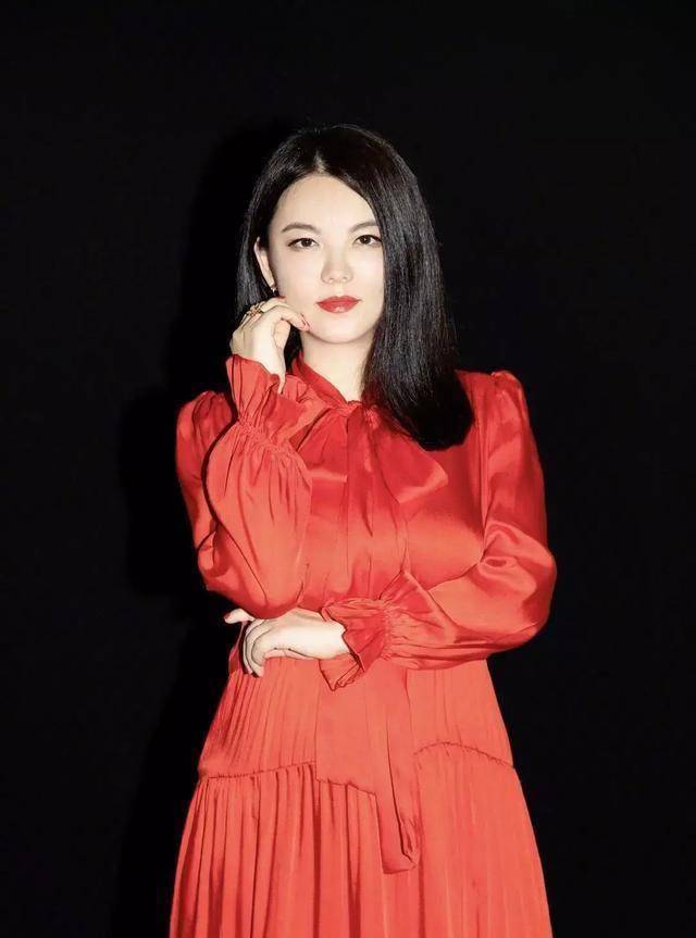 43岁的李湘近照曝光:穿粉色连衣裙走路需搀扶,胖到网友认不出_身材