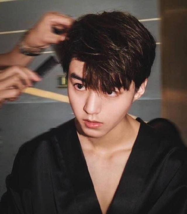 王俊凯的睡衣造型风格多样,揉眼睛,露锁骨,慵懒中又带有帅气!