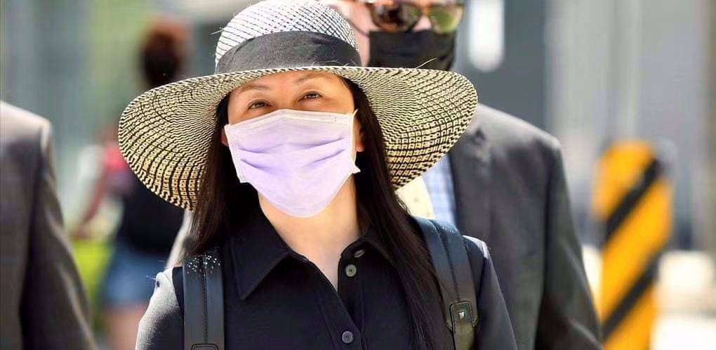 三个月后,孟晚舟首次亮相!戴宽檐帽尽显度假风,背着背包真是减龄