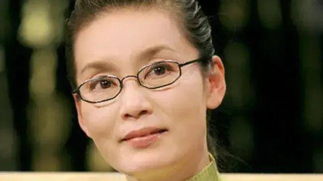 发型一变就撞脸:王菲短发酷似潘虹,陈小纭像极了"女版鹿晗"_明星_面貌