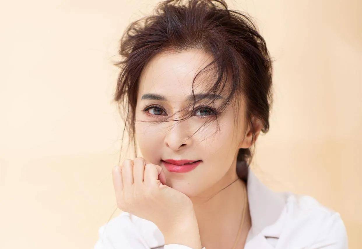 演员何音:分手那天抱着儿子大哭,再婚嫁小9岁许云帆终获幸福_黄志忠