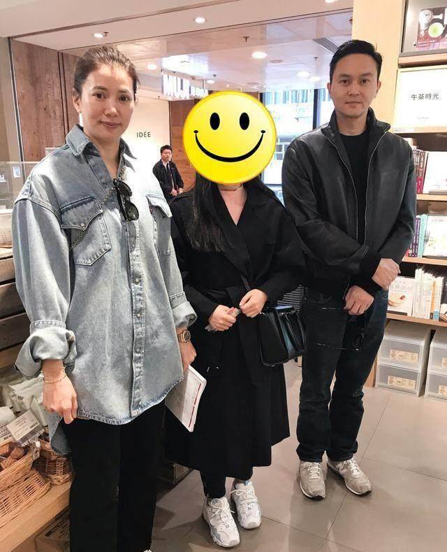 被张智霖的街拍照戳中了笑点:身高1米5还有肚腩_袁咏仪_肚子_风衣