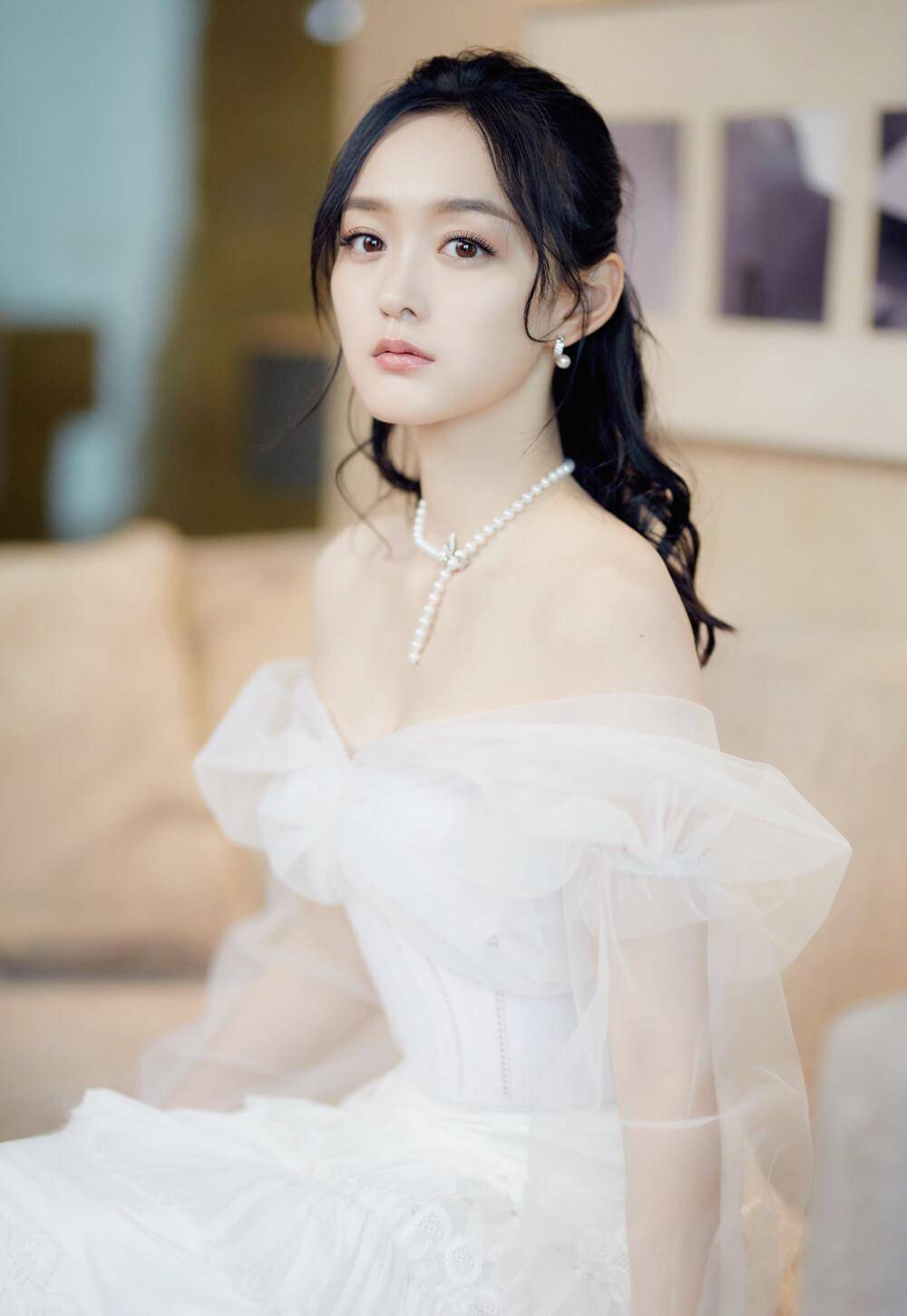 像赵丽颖,刘亦菲,袁姗姗等1987年出生的何泓姗,今年已经34岁了这个