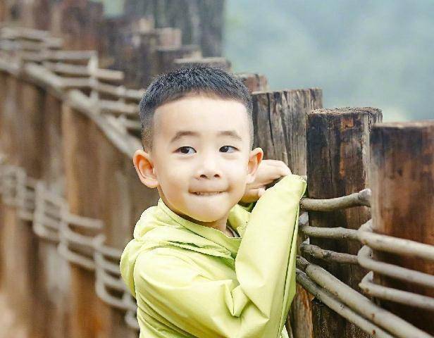 近照,与小伙伴凹造型不服输,随性不羁的表情太像爸爸_jasper_变化