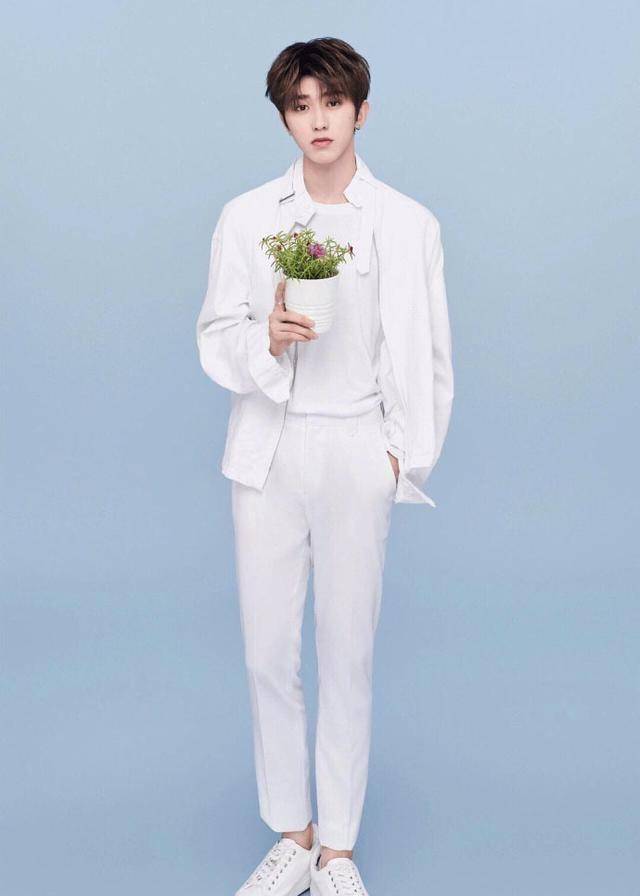 林彦俊,朱正廷,王子异,小鬼,尤长靖都是白衣少年,只是尤长靖的身高拉