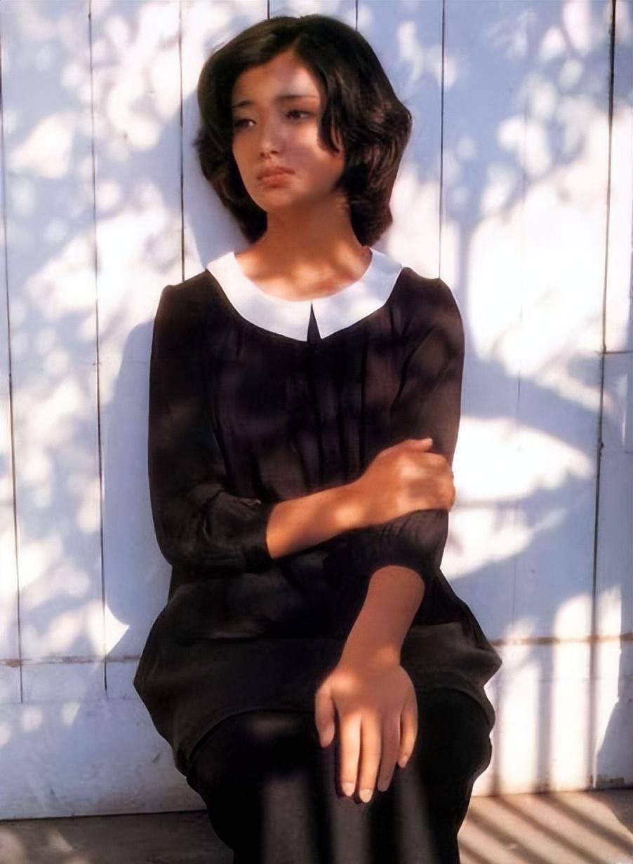 山口百惠老年身材虽走形,但穿衣简约也没不美装美,依然是漂亮人_生活