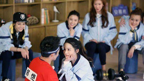 奔跑吧兄弟第四期嘉宾分组情况曝光李沁首秀上演美少女式撩汉_节目