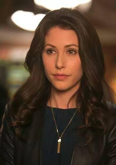 例如支持理查德的风投公司项目经理莫妮卡,因为被排挤,被迫换了个办公