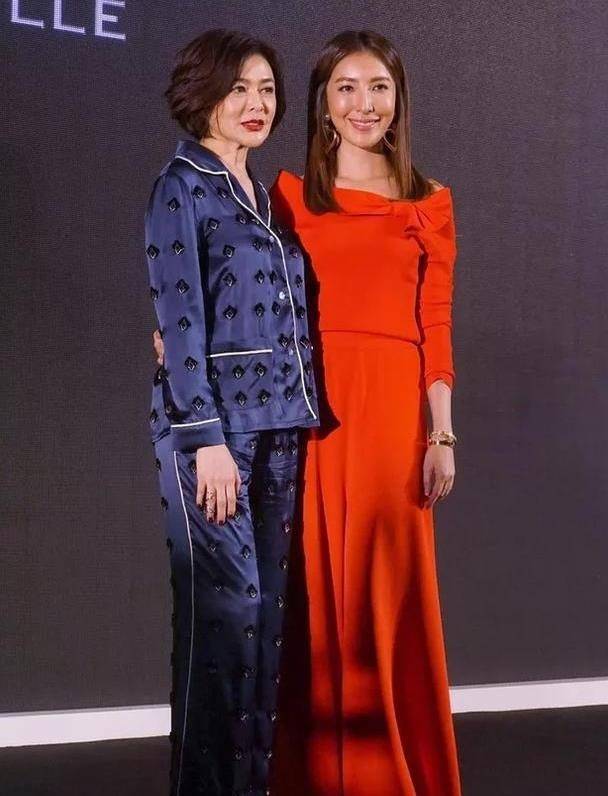 时尚穿搭,女子穿一套印花睡衣套装,显得更时尚优雅_活动_整体_关之琳