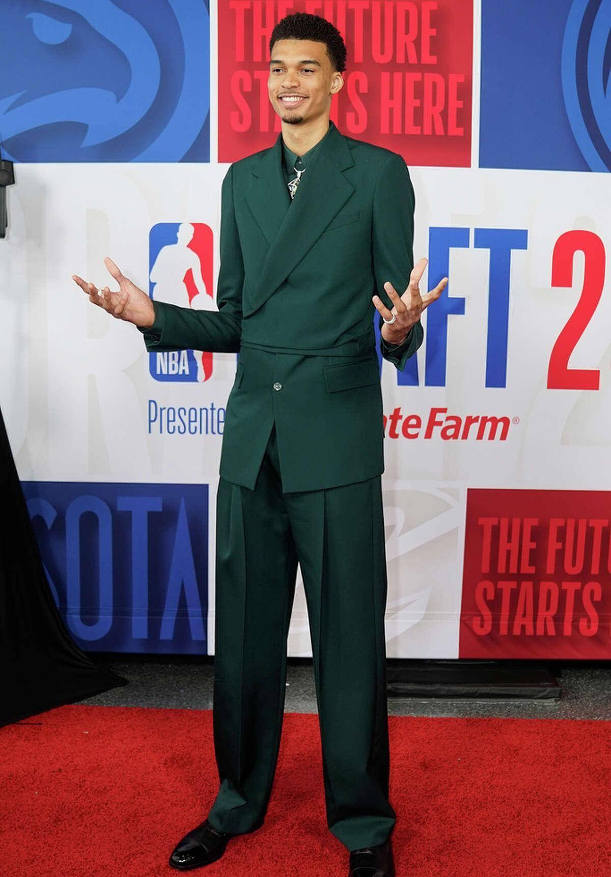 维克多文班亚马从高级西装到亮片夹克,这届新秀的时尚造型给人眼前一