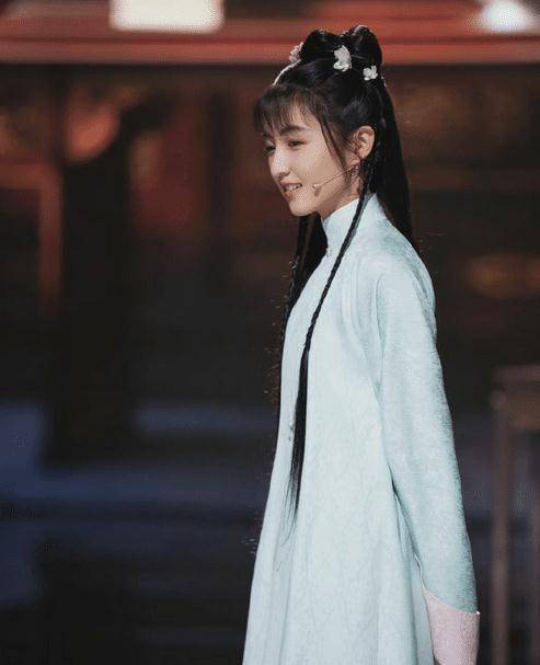 曝张子枫古装造型,梳麻花辫仿若邻家小妹,却被网友吐槽像丫鬟_感觉