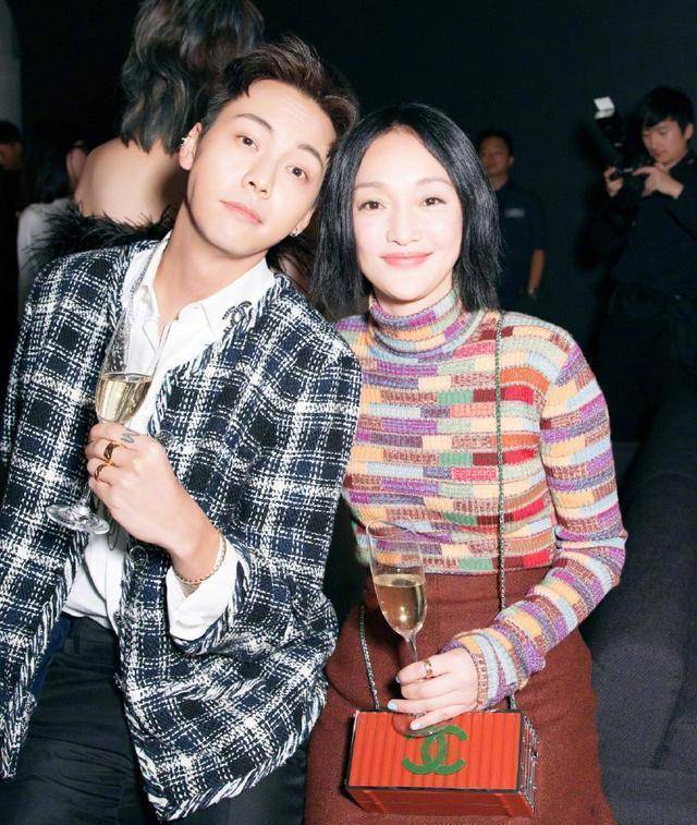 1985年出生的陈伟霆和1974年出生的周迅,俩人年龄相差了11岁,但周迅却