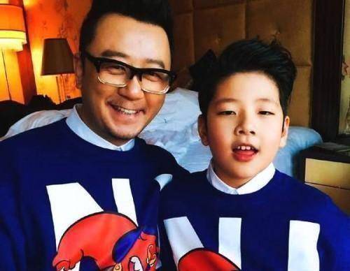 郭涛家的小石头长大了,12岁就很帅了,网友:你确定他不是残疾人?