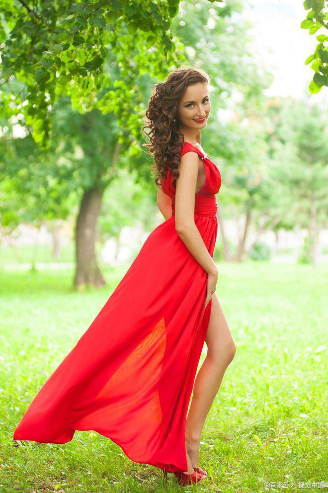 想知道为什么大家都不敢穿红裙子吗?_衣服_红色_穿着
