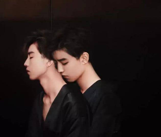 与王俊凯亲密合影,给王源穿婚纱,两个千玺开心互动_易烊_技术_新郎