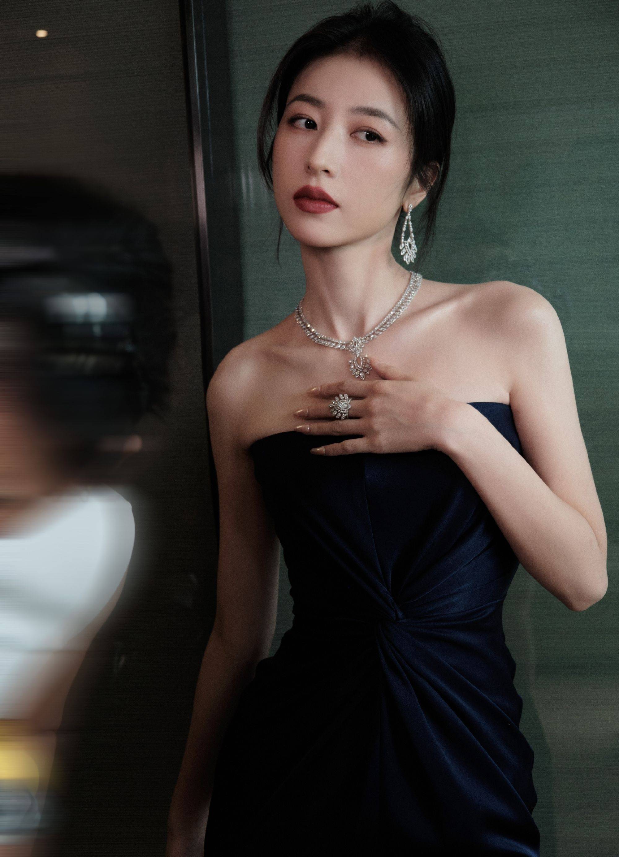 网友:真的好美!你觉得呢?周雨彤这身造型怎么样?喜欢吗?一起来看看吧!