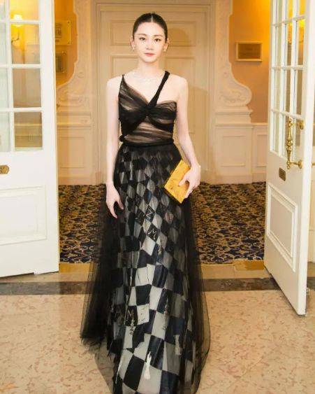 苗苗国外红毯真时尚,黑纱交织打造时尚魅力,棋格元素尽显优雅_面料
