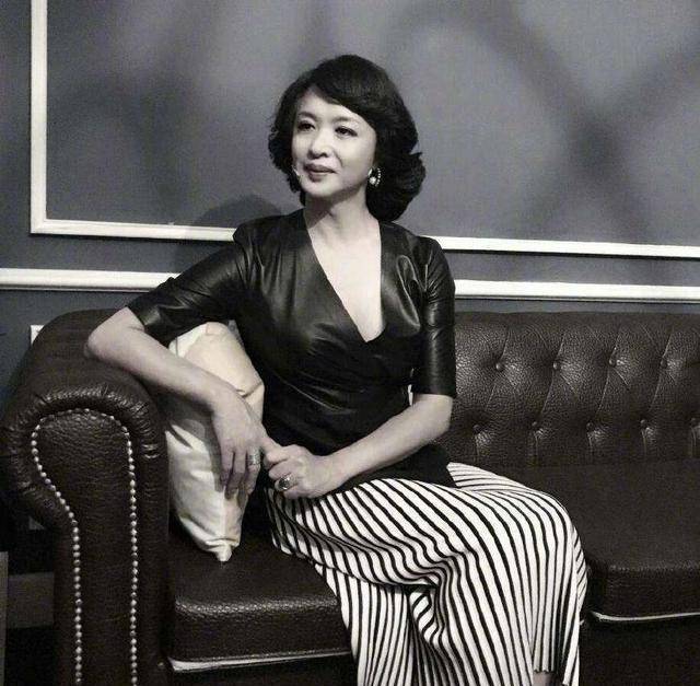 金星穿泳装秀好身材,汉斯看着她背影捂住双嘴!