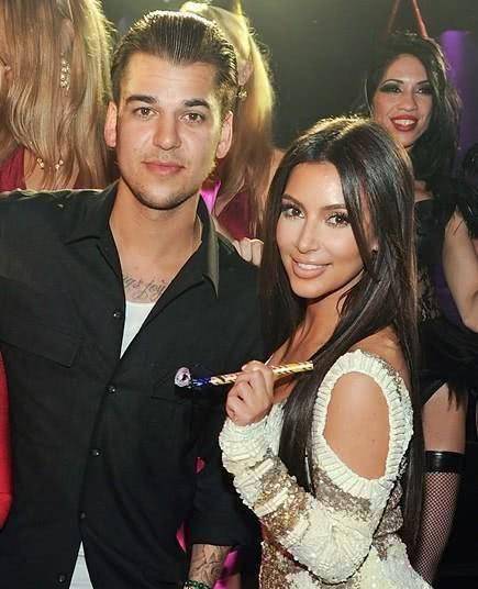 如今的罗伯·卡戴珊依然没有走出人生的低谷,还是靠妈妈与姐姐养着.