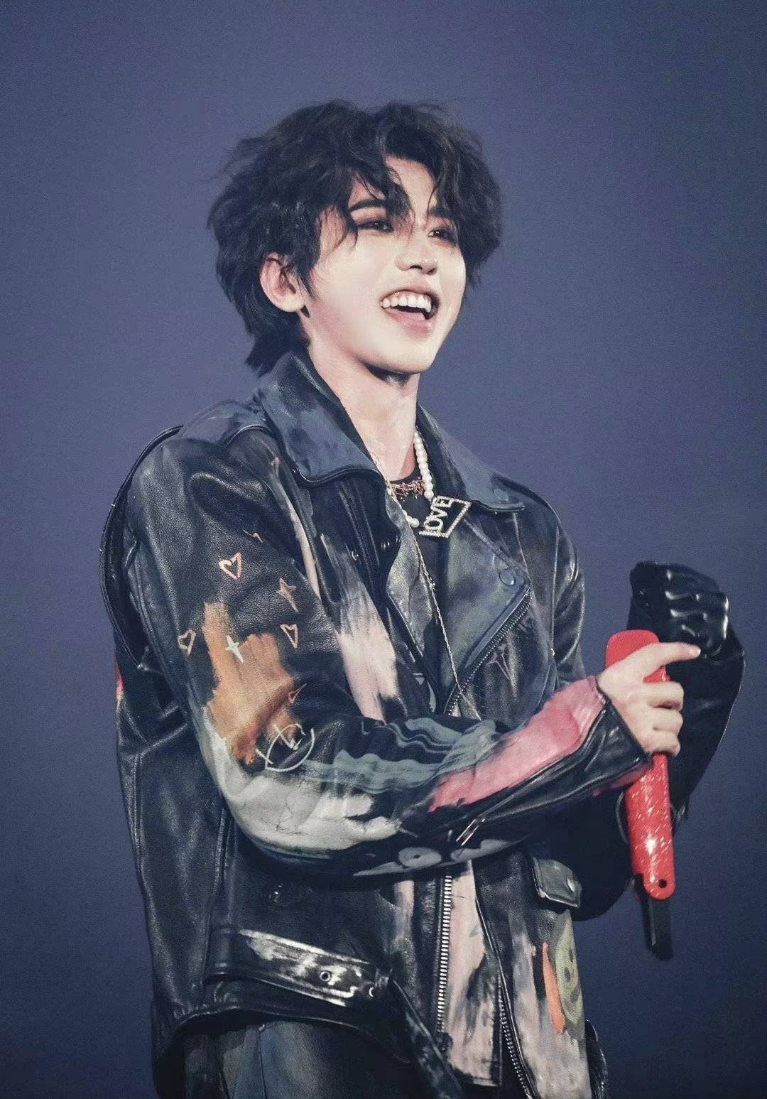 或许相对于吴亦凡李易峰来说,那一份份严肃的声明却沦为了一张可笑的