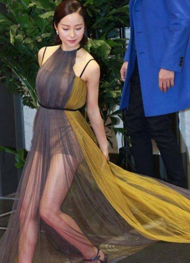 江一燕清凉薄纱半透装出席活动,林更新西装毛衣显尴尬!