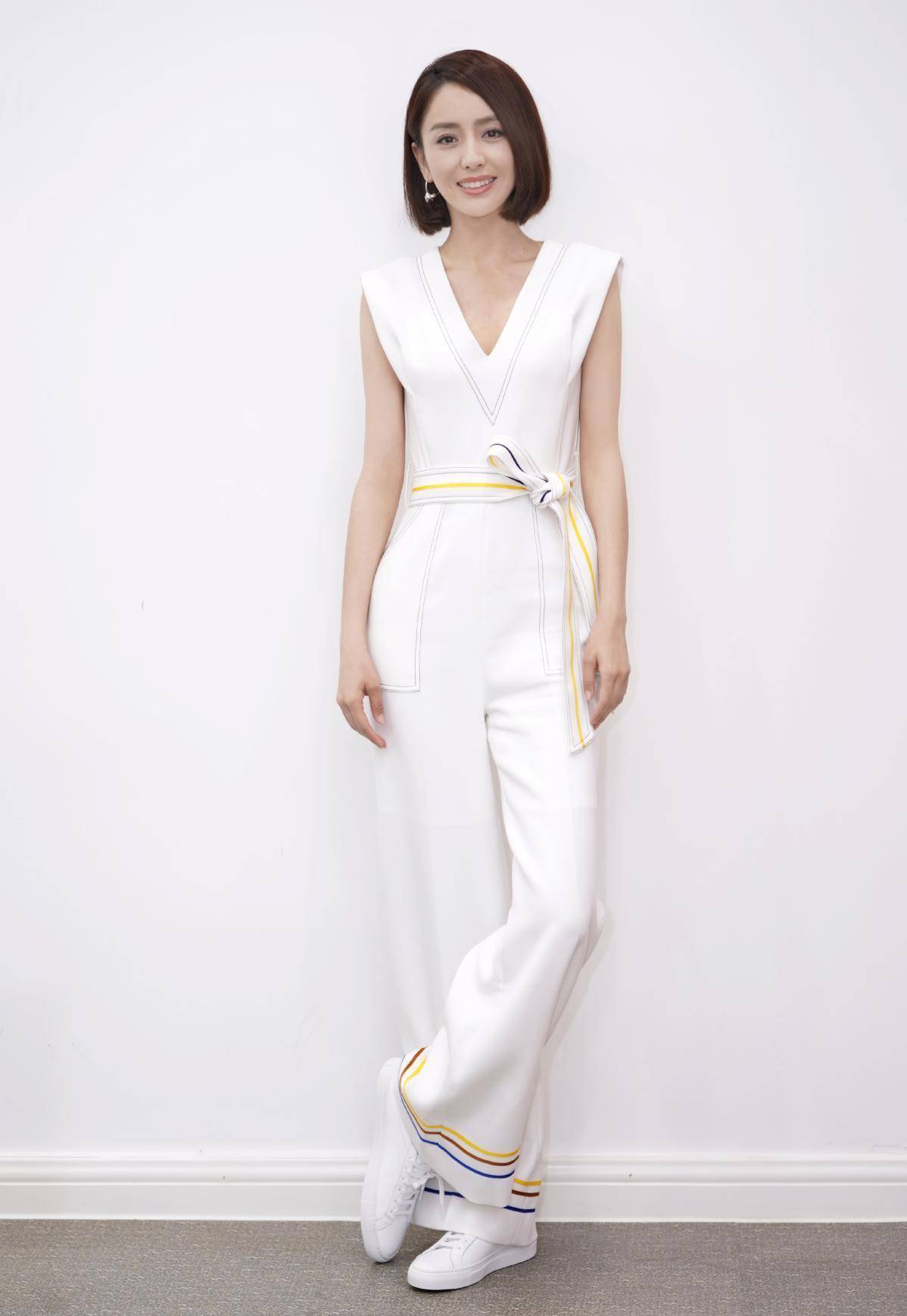 "蚂蚁腰"已经不吃香了,现流行佟丽娅"酒杯腰",简直不要太美_时尚_白色