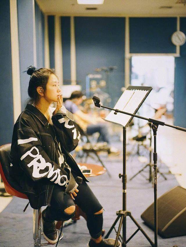 何洁这样穿,有点美!你承认不!_时尚_气息_元素