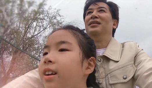 黄奕女儿太懂事,中意崔伟努力制造机会,对父爱的渴望令人心疼_叔叔