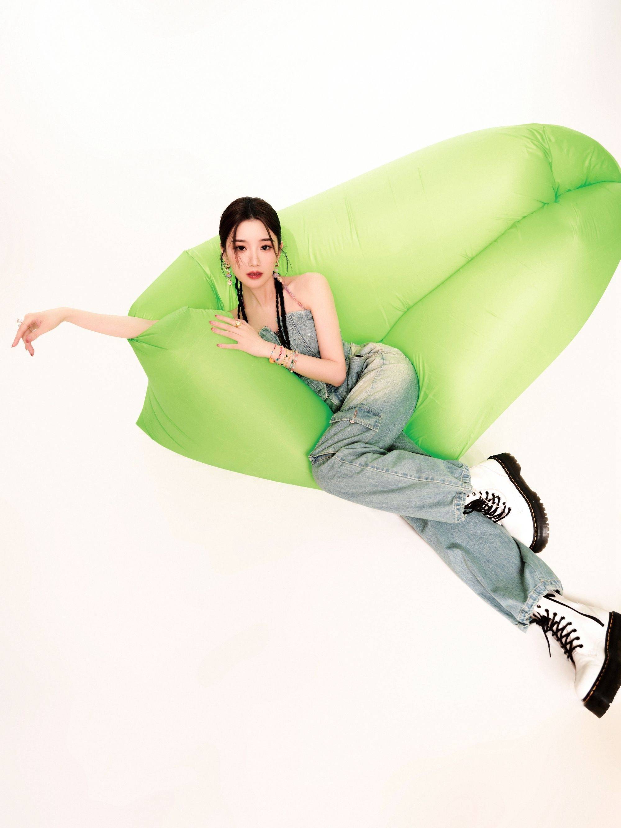 毛晓彤牛仔长裤脏脏辫青春活力写真_网友_女神_五官