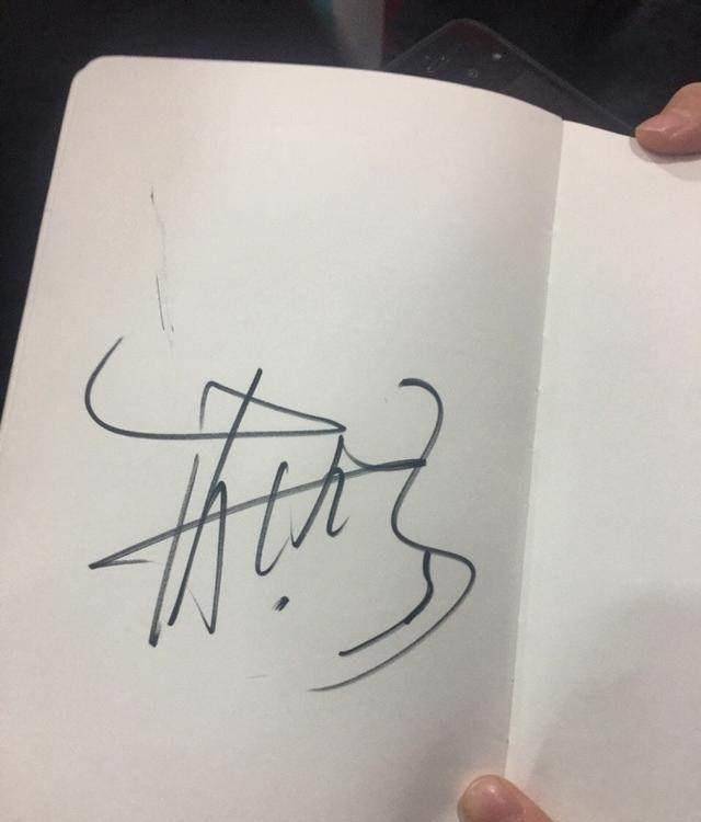 为电影《无问西东》宣传时,黄晓明很是随和,不少影迷纷纷让黄晓明签名