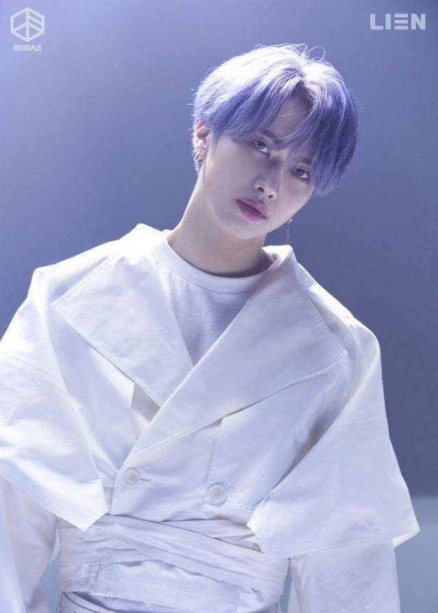 孙东杓,19岁,韩国人,曾参加producex101,并在2019年组成x1顺利成团