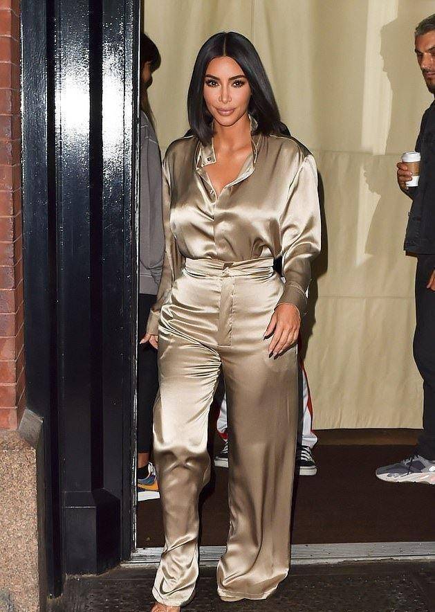 而金卡戴珊自从剪了这样的波波头造型后,完全就是大佬出行的画面感!