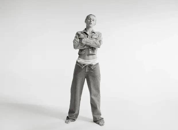 英格兰25岁女足明星赤身出镜!肌肉线条惹眼,曾因进球后脱衣走红_克洛