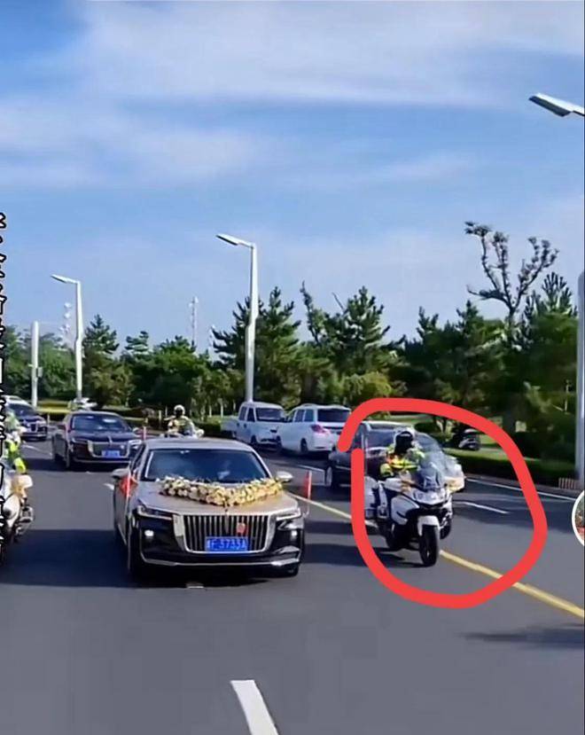 迎亲豪车一百多辆,场面豪气,非常壮观,宝马,红旗,劳斯莱斯等豪车应有