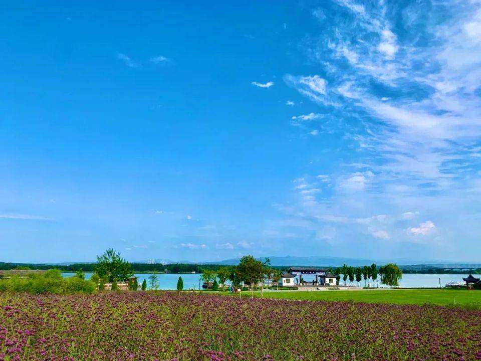 无拘无暑趣山西:黄土高原上的翡翠碧玉,来圣天湖小镇领略夏日的诗与