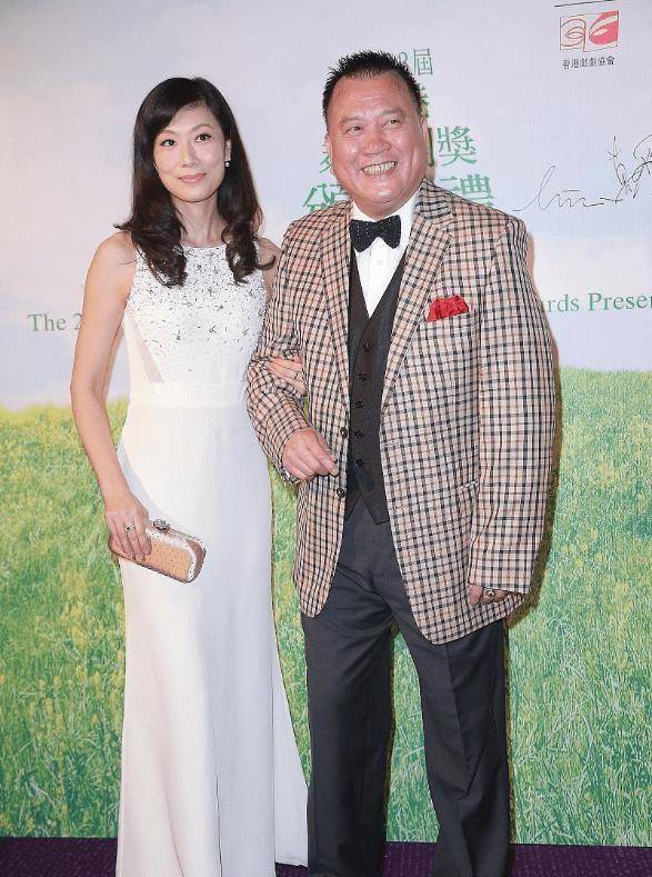 万梓良带着可爱的妻子现身现场.