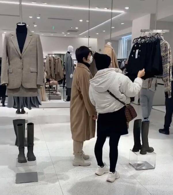 网友偶遇孙俪带助理逛街,不见邓超,发现被人偷拍扭头就走_女人_媳妇