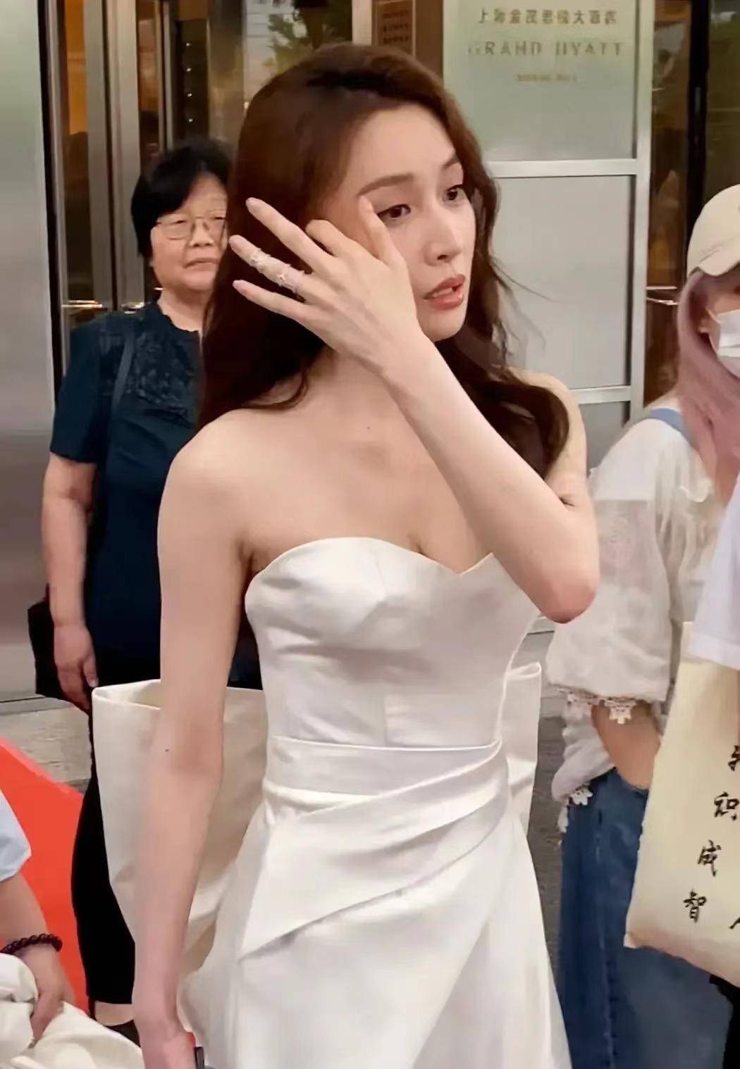 "高启兰"隆妮出席活动,白色抹胸裙千金味十足 捂胸动作有点尴尬_衣裙