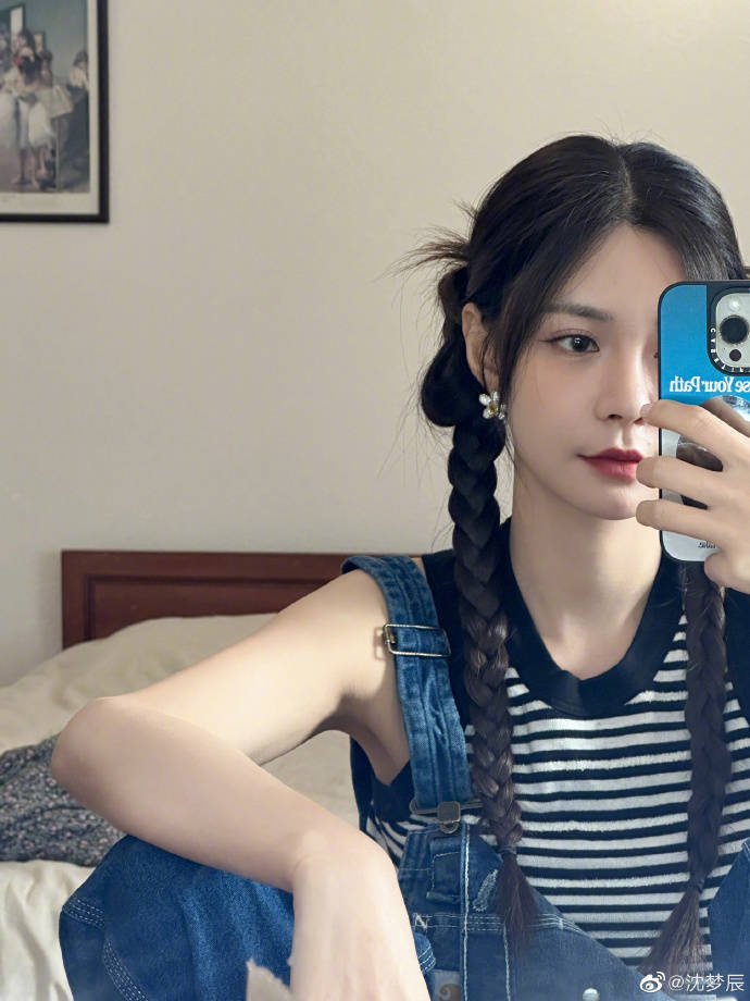 沈梦辰也忍不住的来了一张怼脸自拍美照,小巧而又精致的耳环也将她的