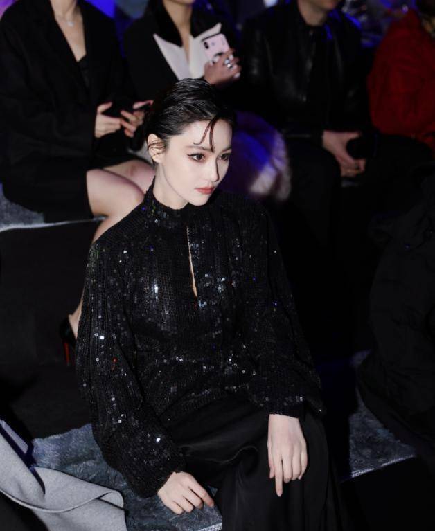 看惯张馨予魅力长发,短发造型酷帅难挡,外形美艳经得起折腾_黑色_设计