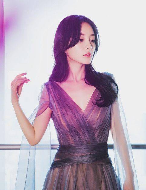 李小璐朦胧美,白百何淡蓝深v玩性感!初春明星刮玩一阵薄纱风!