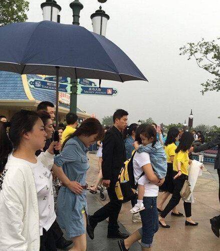 李小璐带甜馨逛街受路人追捧,还带着小甜心!_贾乃亮_小孩子_观众