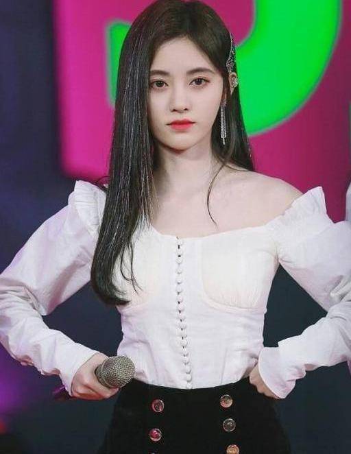 鞠婧祎16岁的时候就这么美,回头的一瞬间,无数粉丝的心都被融化了