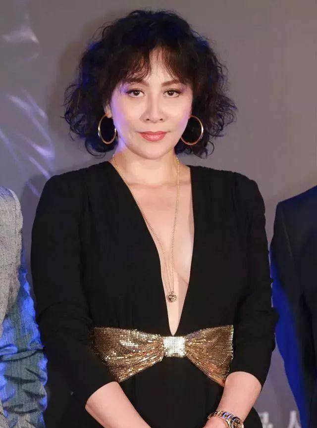 刘嘉玲深v超短连体裤出席活动,开到肚脐上了,网友:太露骨!