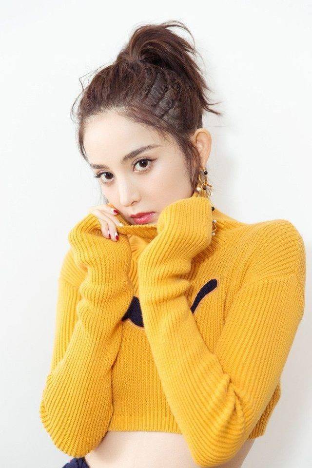 最近,古力娜扎梳小脏辫惊艳亮相某活动,身穿黄色露腰上衣秀出迷人