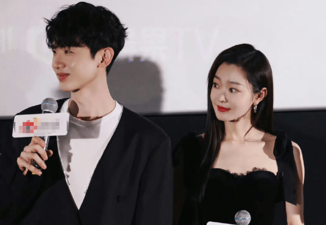 白敬亭与宋轶的恋情虽然没有得到当事人的官宣,但两人互动亲昵还经常