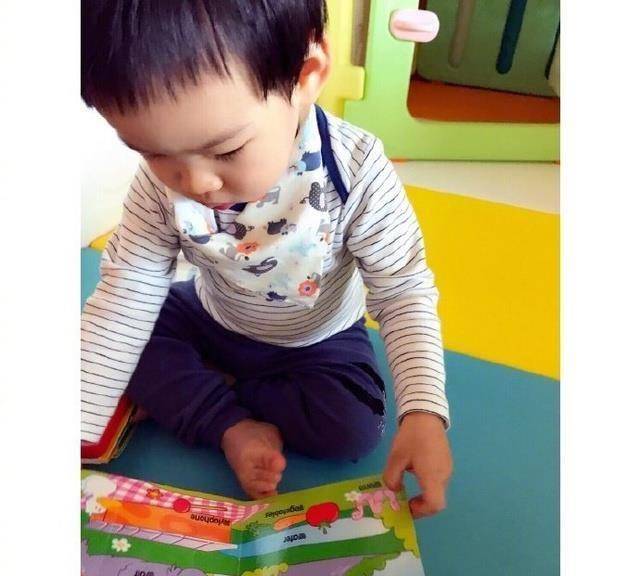 此前刘璇儿子的正面照片也被曝光了,看这肉鼓鼓的脸蛋十分可爱,头发又