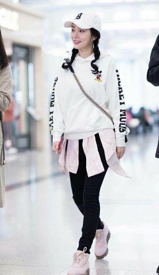可以看到李小璐身上这件白色卫衣设计非常独特,左胸口的米老鼠图案