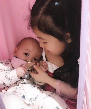 阿沁老婆花花也带着宝贝女儿花苞和朵朵前来参加