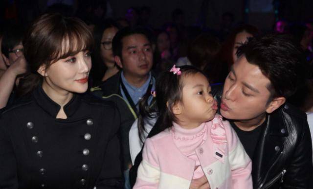 李小璐回应与pgone如出一辙:别用封建社会苛责妇女的标准要求我